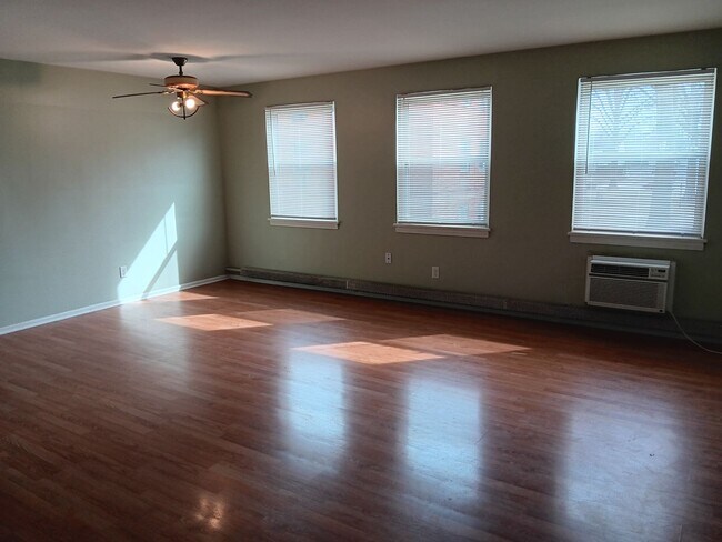 13781 Cedar Rd in South Euclid, OH - Foto de edificio - Building Photo