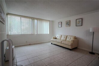 9125 SW 77th Ave in Miami, FL - Building Photo - Building Photo