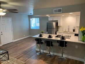 4710 E Portland St in Phoenix, AZ - Foto de edificio - Building Photo