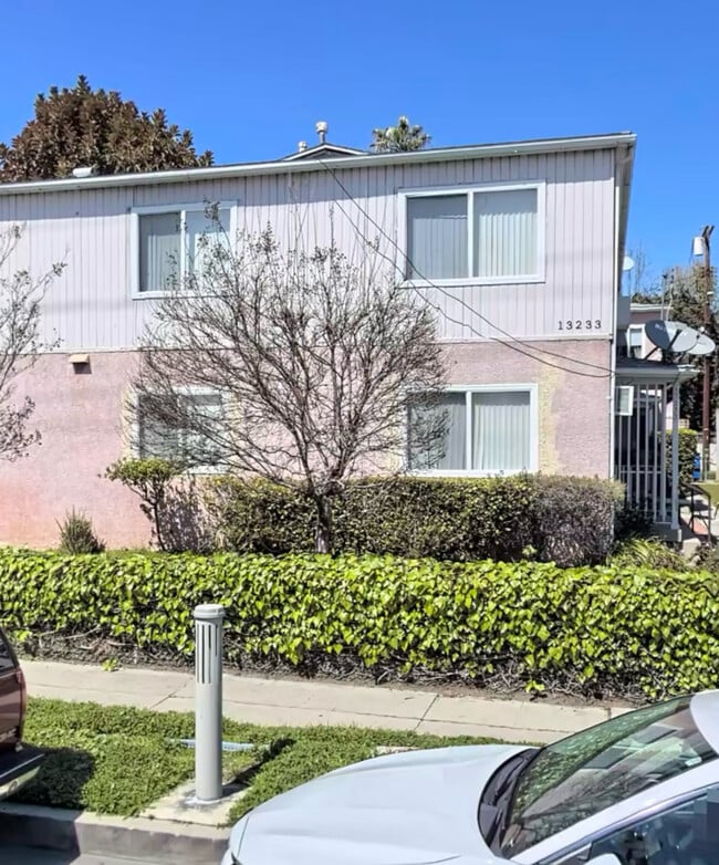 13233 Oxnard St, Unit 4