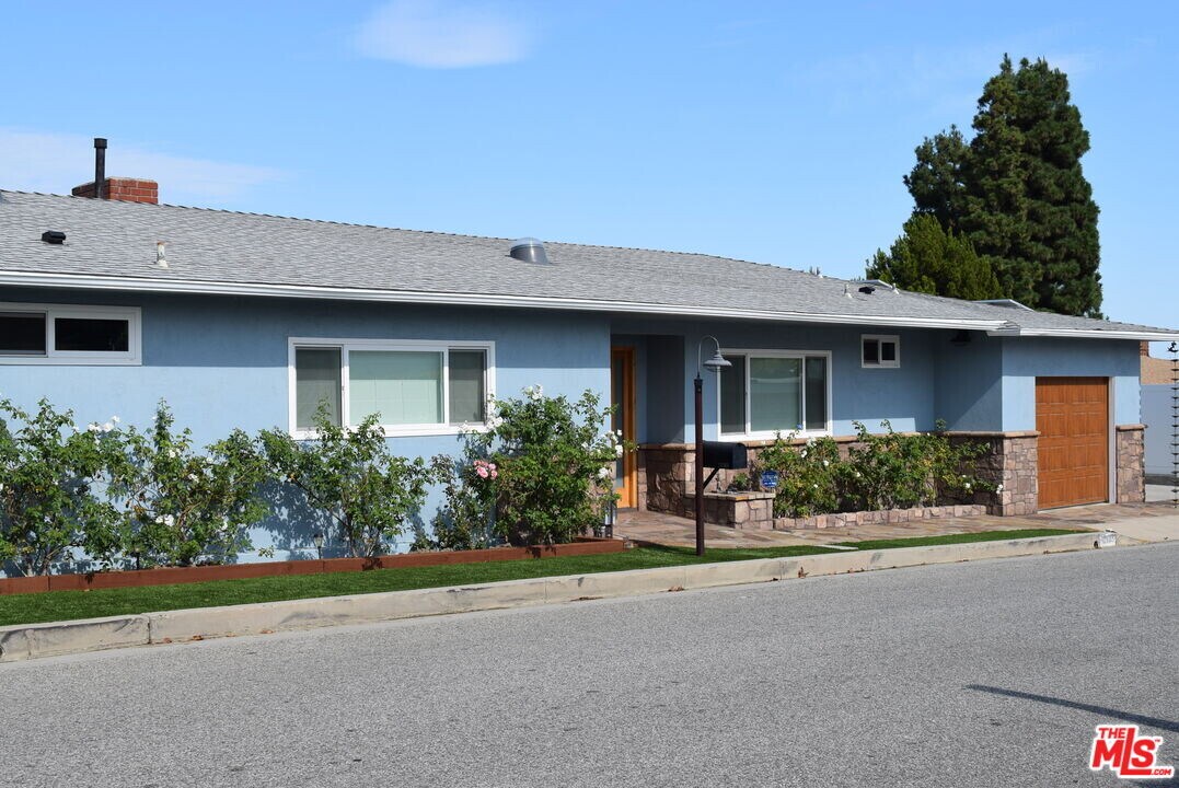 11365 Chalon Rd in Los Angeles, CA - Building Photo