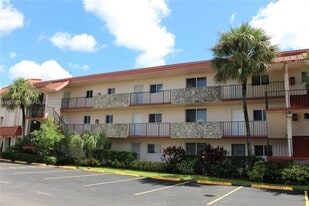 1080 Del Lago Cir, Unit 2 in Sunrise, FL - Building Photo