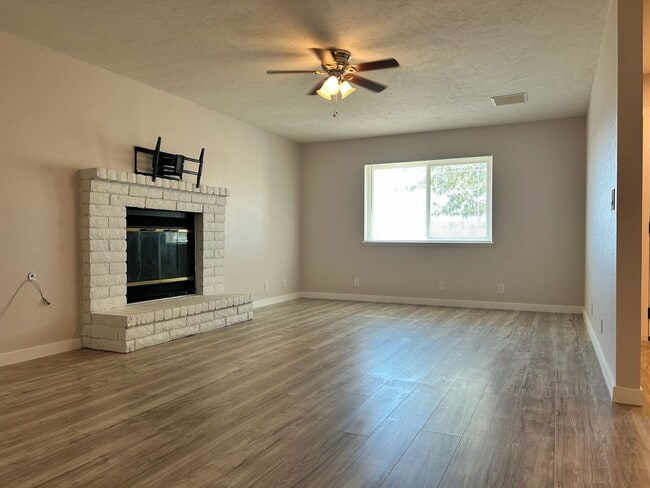 308 W Felspar Ave in Ridgecrest, CA - Building Photo - Building Photo