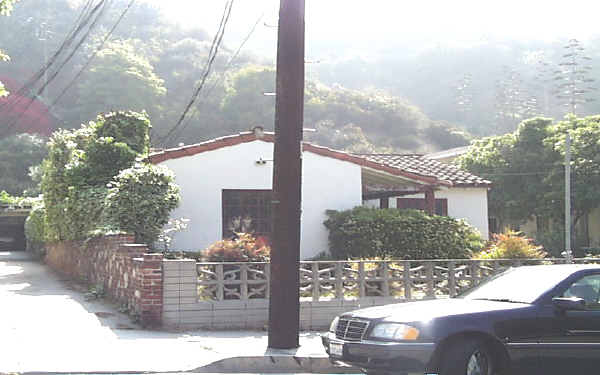 2624-2628 1/2 N Beachwood Dr in Los Angeles, CA - Foto de edificio