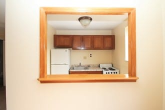 Brittany Apartments in Coraopolis, PA - Foto de edificio - Building Photo