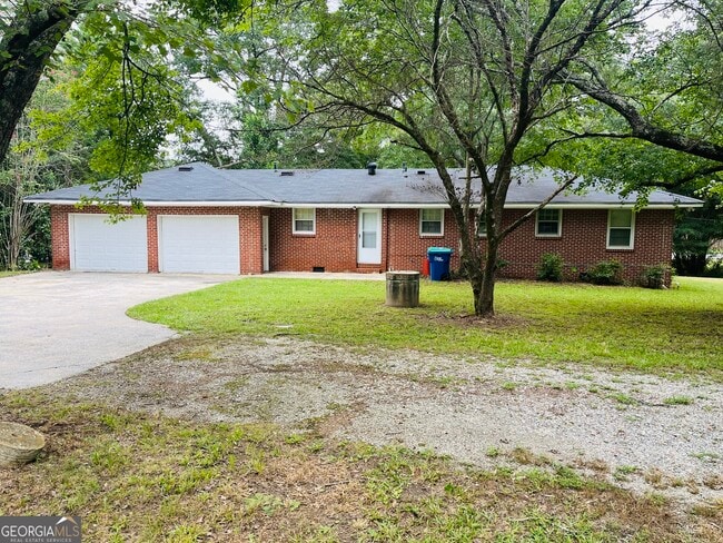 5885 Feldwood Rd in College Park, GA - Foto de edificio - Building Photo