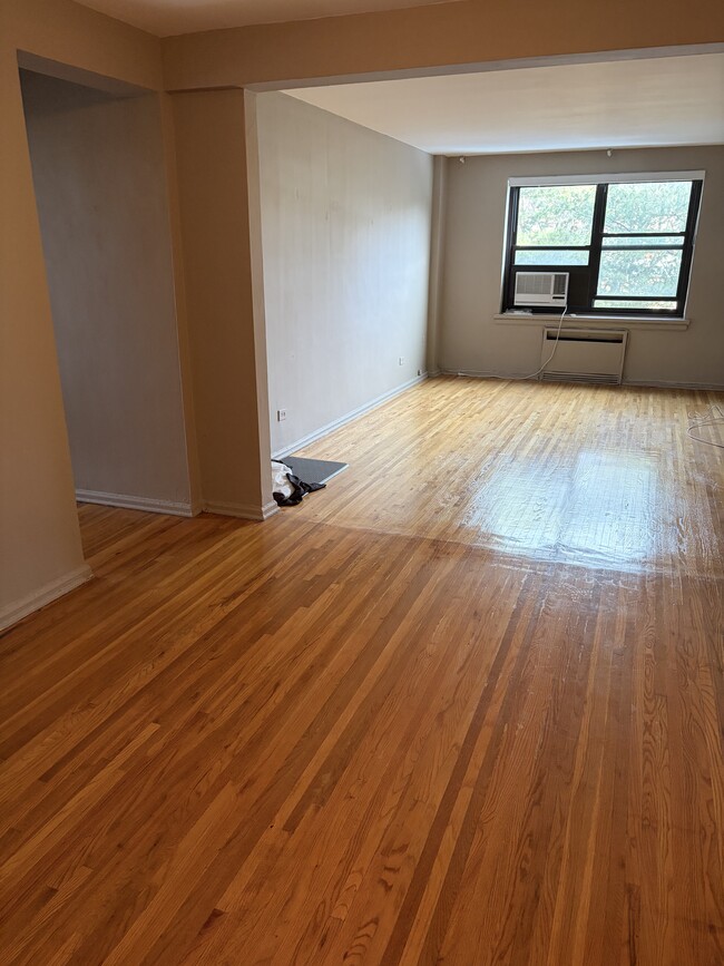 21308 73rd Ave, Unit 3 Floor in Oakland Gardens, NY - Foto de edificio - Building Photo