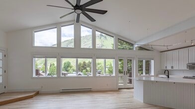 245 N Glenwood St in Jackson, WY - Foto de edificio - Building Photo