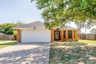 215 Meadowbrook Ln in Keller, TX - Building Photo