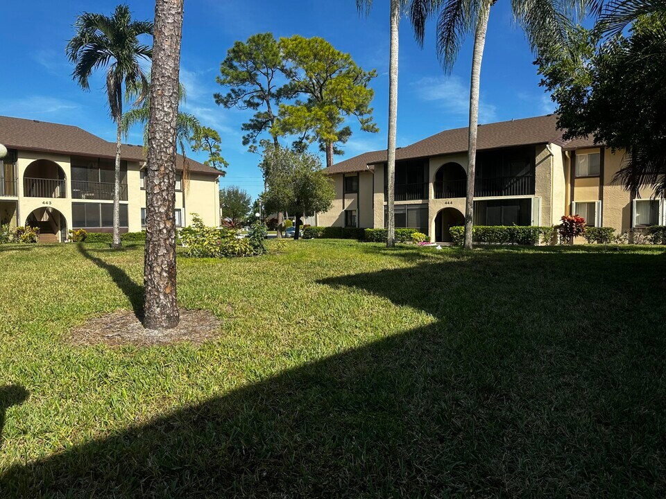 441 Pine Glen Ln in Greenacres, FL - Building Photo