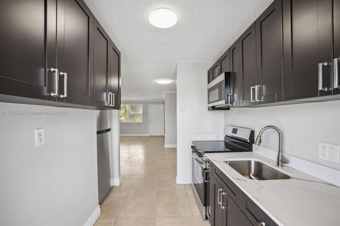 850 E Commercial Blvd in Oakland Park, FL - Building Photo