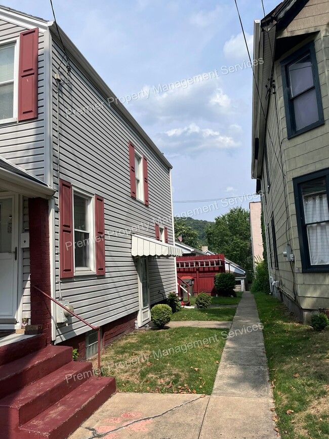 2008 7th Ave-Unit -Middle in Beaver Falls, PA - Building Photo - Building Photo