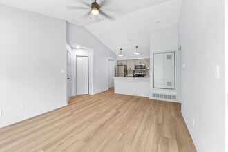 Silverwood Apartments in Mission, KS - Foto de edificio - Building Photo