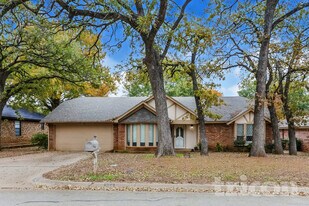736 Highland Crest Dr in Hurst, TX - Building Photo
