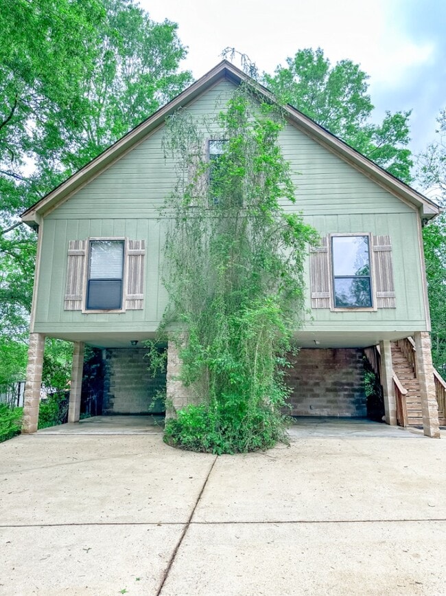property at 652 Humphries Cove Rd