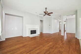 9527 Shadow Gate Ln in Houston, TX - Foto de edificio - Building Photo