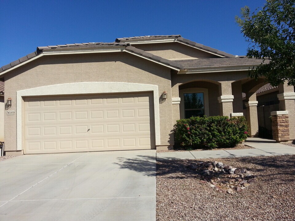 36169 N Mirandesa Dr in San Tan Valley, AZ - Foto de edificio