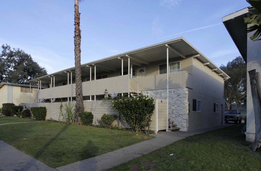 582 Joann St in Costa Mesa, CA - Foto de edificio