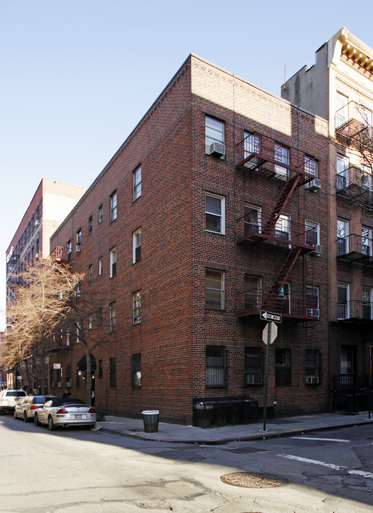 26 Downing St in New York, NY - Building Photo