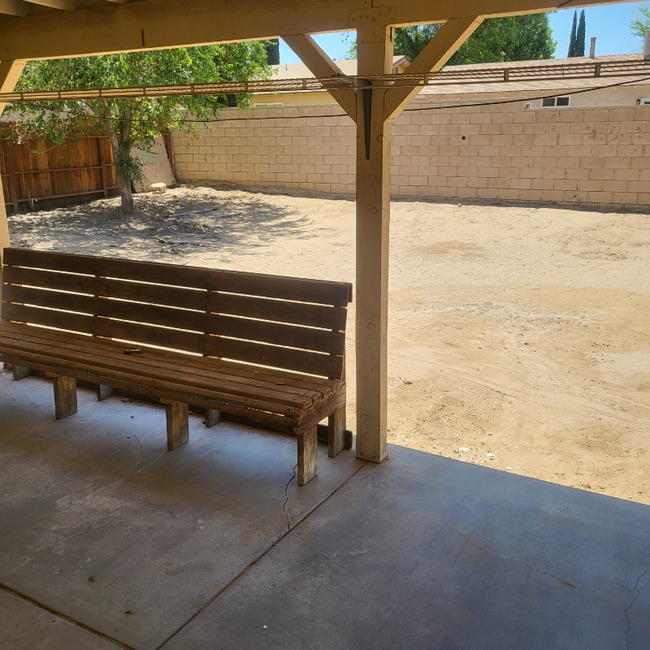 4284 Yew St in Lancaster, CA - Foto de edificio - Building Photo