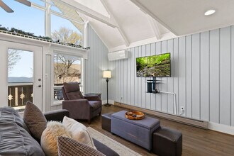 109 N Pinnacle Ridge Rd in Beech Mountain, NC - Building Photo - Building Photo