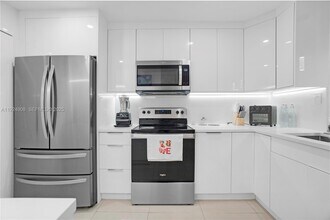 11211 W Atlantic Blvd in Coral Springs, FL - Foto de edificio - Building Photo