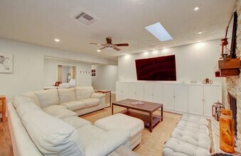 11102 Hillcroft St in Houston, TX - Building Photo - Building Photo