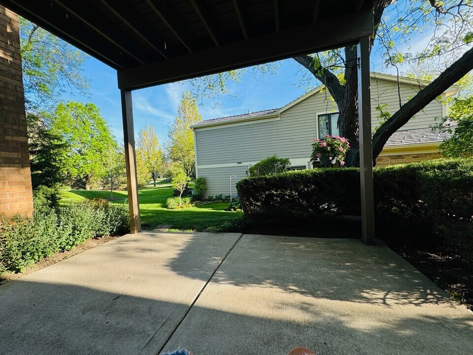 1214 Gulfstream Pky in Libertyville, IL - Foto de edificio