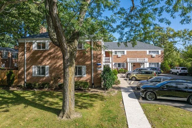 Greenwillow Apartments in Glenview, IL - Building Photo - Building Photo