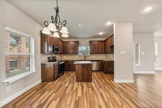 4904 Ridglea Hills Ct in Fort Worth, TX - Foto de edificio - Building Photo