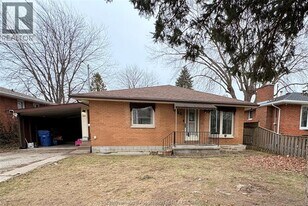40 Dauw Ave in Wallaceburg, ON - Building Photo