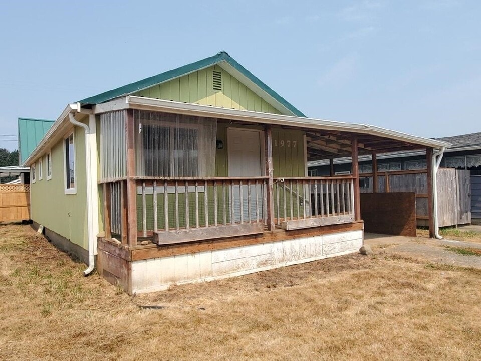 1977 Cedar Ave in Reedsport, OR - Building Photo