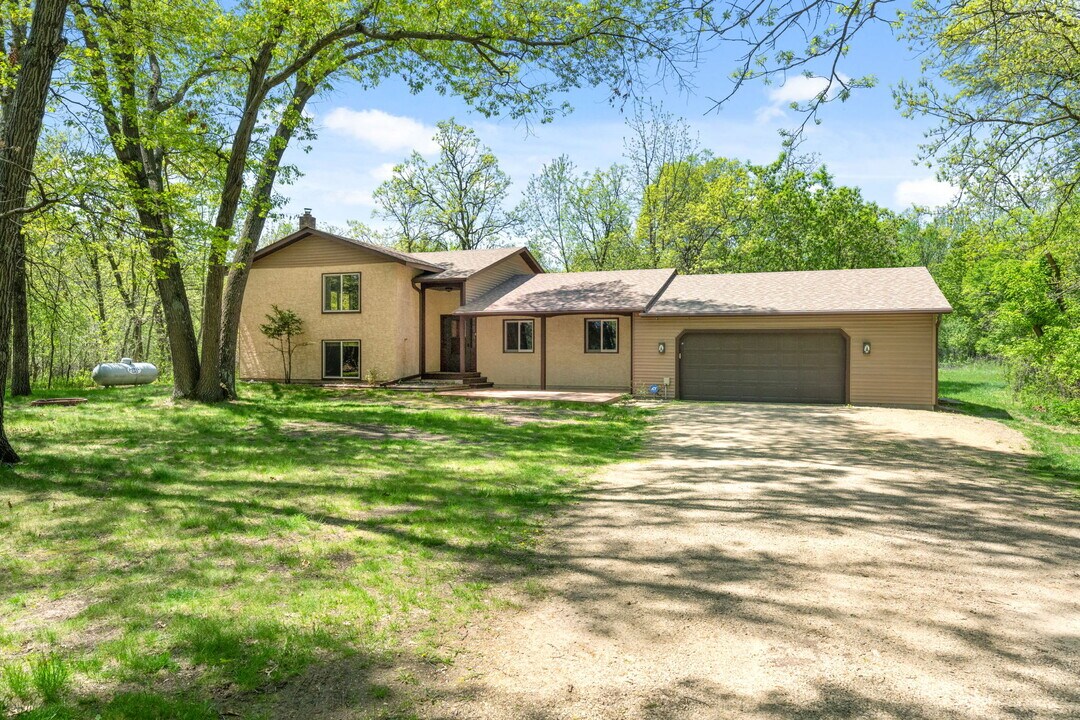32324 Evergreen St NW in Cambridge, MN - Building Photo