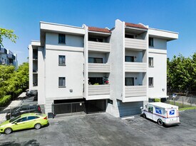 1311 NE 125th St in North Miami, FL - Building Photo