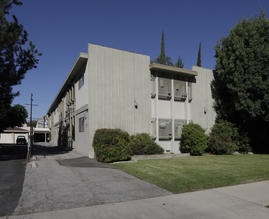 10937 Bloomfield St in North Hollywood, CA - Foto de edificio