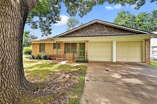 1402 Hillcrest Dr in Sherman, TX - Building Photo