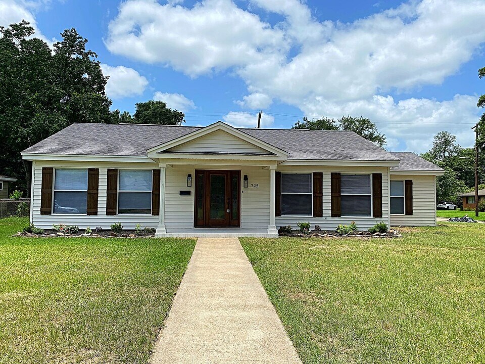 725 Yount St in Beaumont, TX - Building Photo