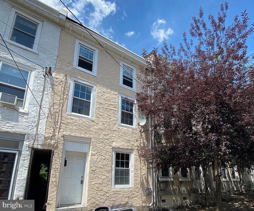 154 East St in Philadelphia, PA - Building Photo