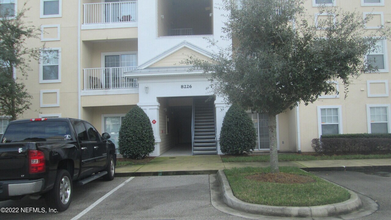8226 Green Parrot Rd in Jacksonville, FL - Building Photo