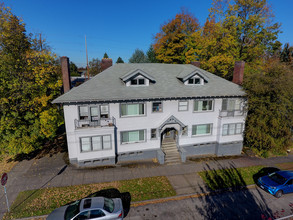 2809 SE Washington St in Portland, OR - Building Photo - Building Photo