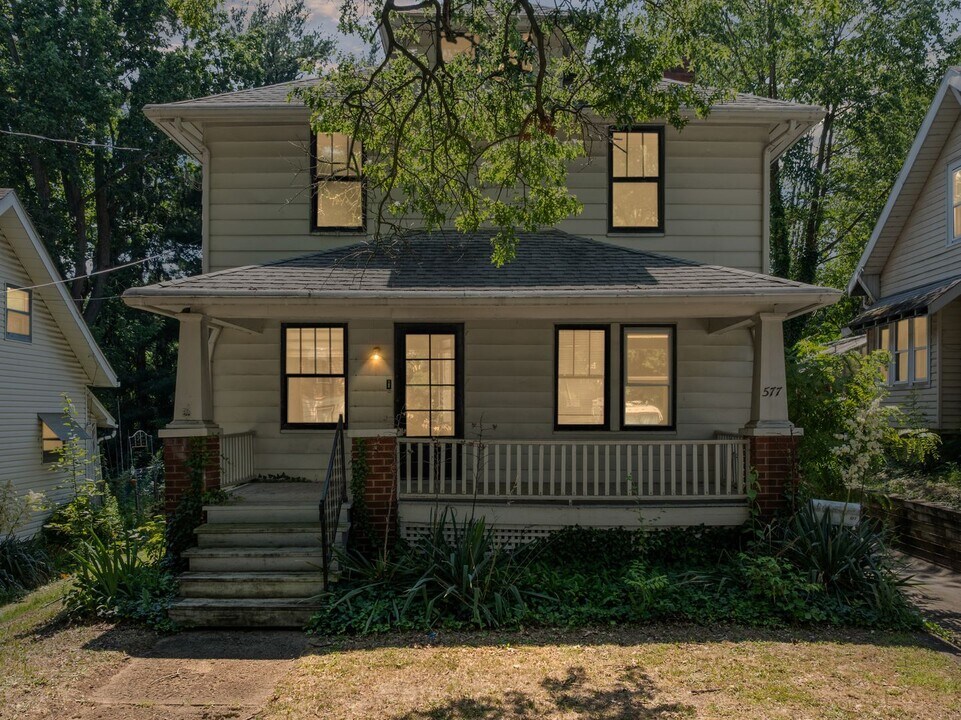 577 Eastland Ave in Akron, OH - Building Photo
