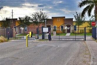 3127 Regal Dr, Unit B in Edinburg, TX - Building Photo - Building Photo
