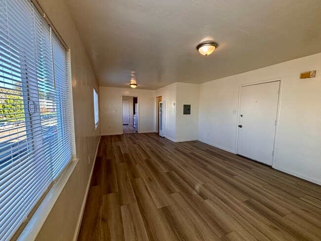 8632 MacArthur Blvd in Oakland, CA - Foto de edificio - Building Photo