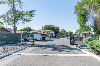 Clearwater Bay Apartments in Kennewick, WA - Building Photo - Building Photo