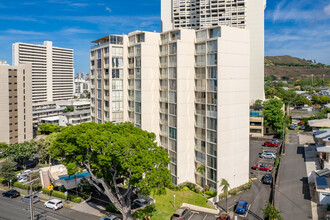 Hale O Kalani Towers in Honolulu, HI - Building Photo - Building Photo