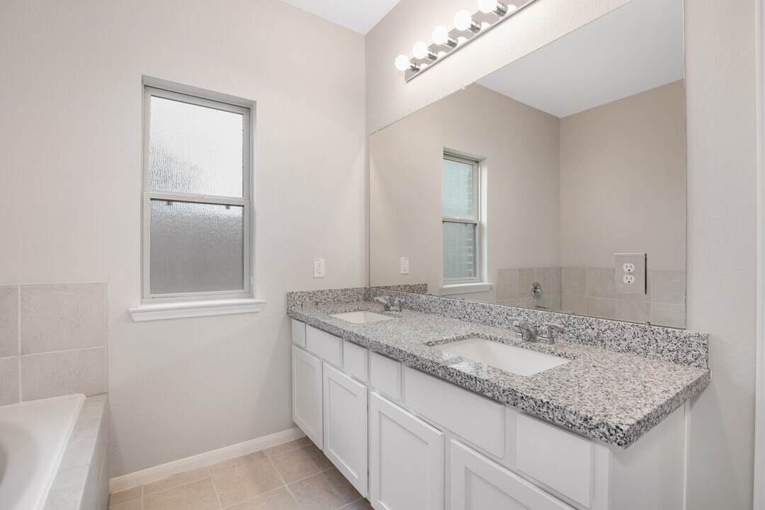8439 Moonlight Bay Cir in Mont Belvieu, TX - Building Photo