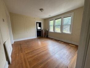 1251 Ella T Grasso Blvd, Unit 3 in New Haven, CT - Foto de edificio - Building Photo