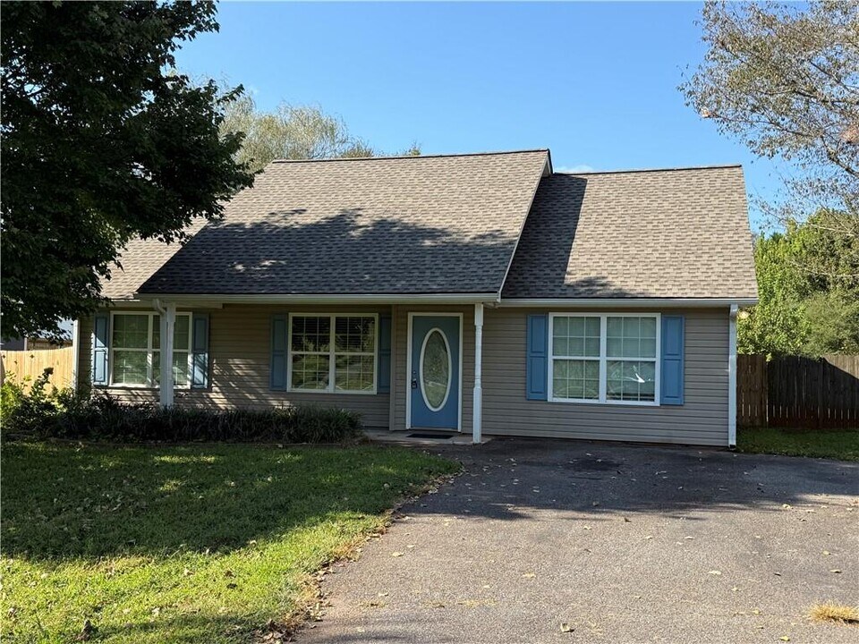 326 Fortner Dr in Dahlonega, GA - Building Photo