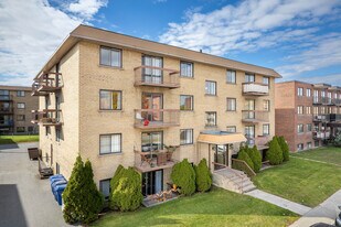 440 Laval Boul in Laval, QC - Building Photo