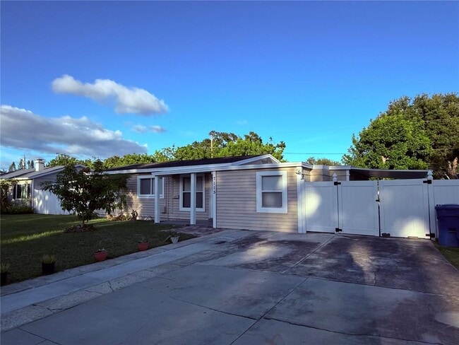 7115 Orpine Dr N in St. Petersburg, FL - Foto de edificio - Building Photo